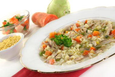 kabuk makarna ve sebzeler ile tavuk çorbası