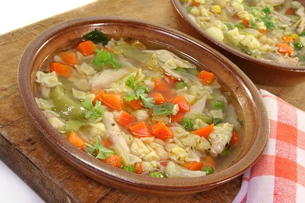 Sup Ayam Dengan Pasta Cangkang Dan Sayuran — Stok Foto