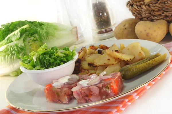Τηγανητές Πατάτες Τουρσί Κρέας Ζελέ Σαλάτα Και Αγγούρι — Φωτογραφία Αρχείου