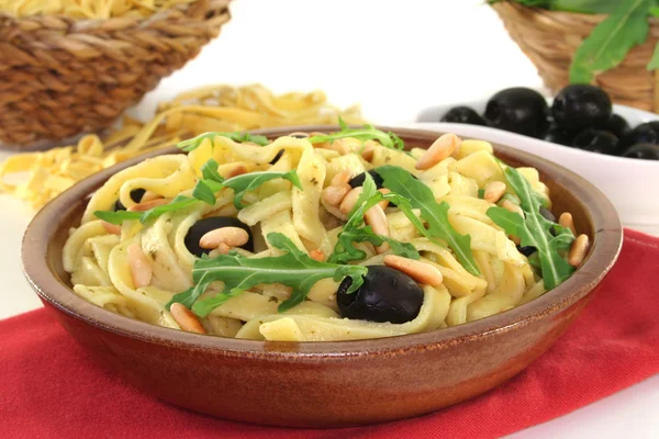 Pasta Con Rucola Olive Pinoli — Foto Stock