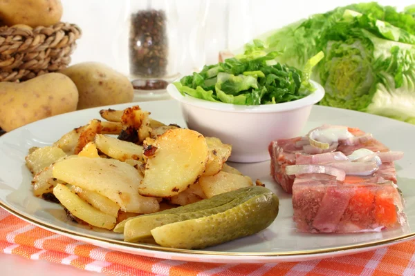 Gebakken Aardappelen Met Gepekelde Vlees Gelei Salade Komkommer — Stockfoto
