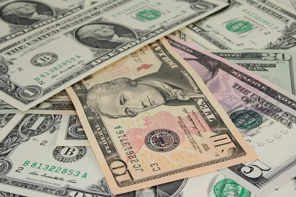 Várias Notas Dólar Deitadas Numa Pilha Bagunça — Fotografia de Stock