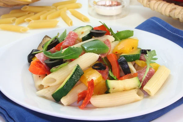 Těstovinový Salát Restovanou Středozemní Zeleninou Rukolou — Stock fotografie
