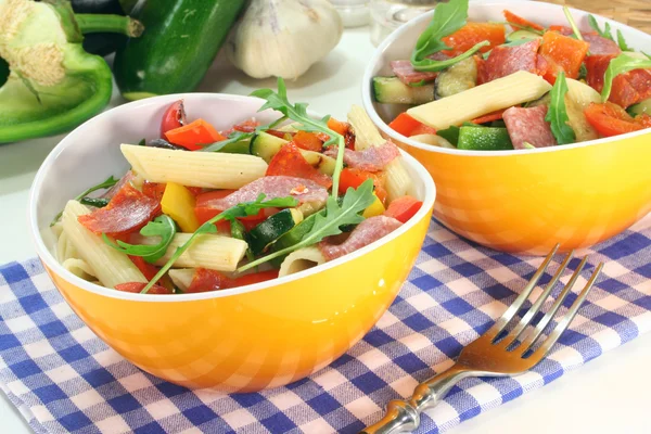 ロースト地中海野菜とルッコラのパスタ サラダ — ストック写真