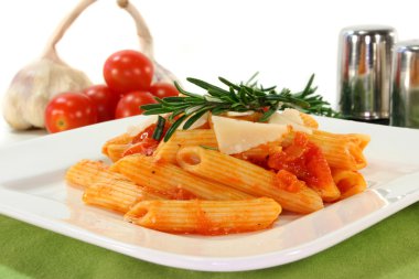 domates, parmesan ve taze biberiye ile Penne