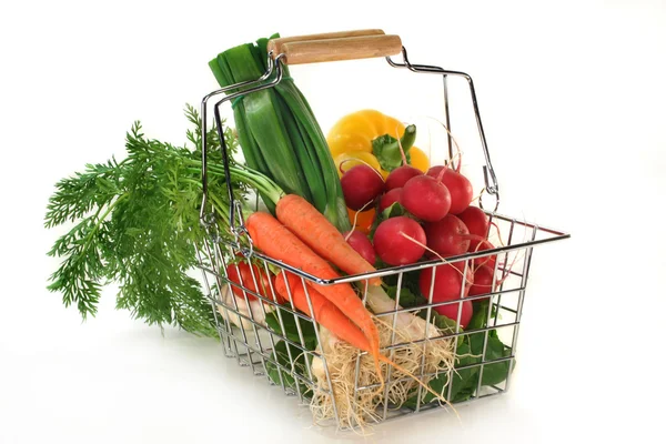 な野菜でいっぱい買い物かご — ストック写真