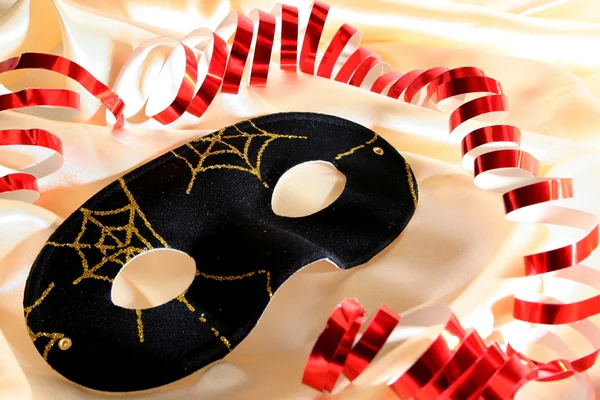 Máscara Carnaval Com Uma Corrente Vermelha Tecido — Fotografia de Stock
