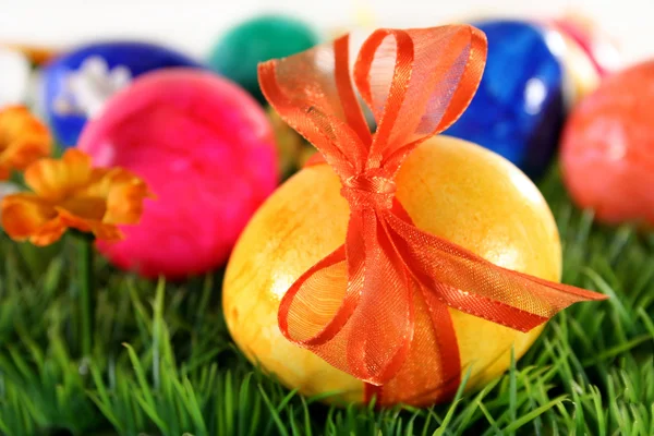 丰富多彩的复活节蛋在一片草地上有很多 — 图库照片