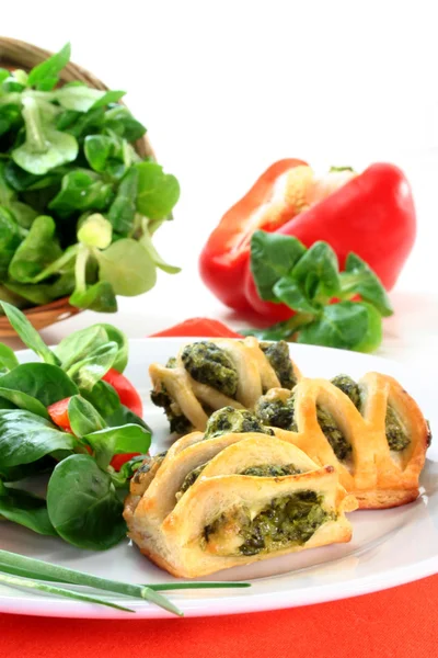 Blätterteig Mit Spinat Käse Füllung Und Maissalat — Stockfoto
