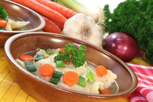 Una Sopa Pasta Cuadrado Con Verduras Frescas Perejil — Foto de Stock