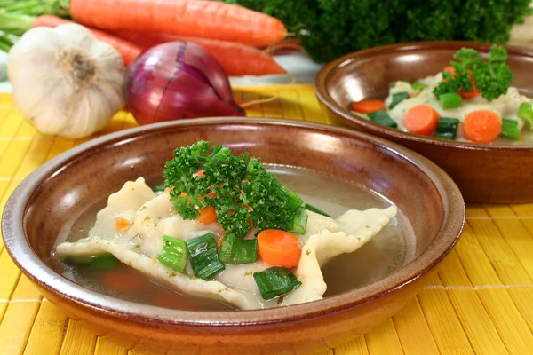Una Sopa Pasta Cuadrado Con Verduras Frescas Perejil — Foto de Stock