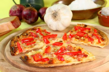 tarte flambee bir tabak ve taze malzemeler