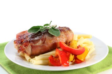 saltimbocca makarna ve ızgara sebzeler