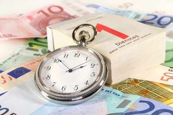 Taschenuhr Kalender Und Viele Euroscheine — Stockfoto