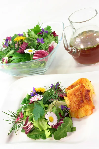 Wild herb salad — Stock Photo, Image