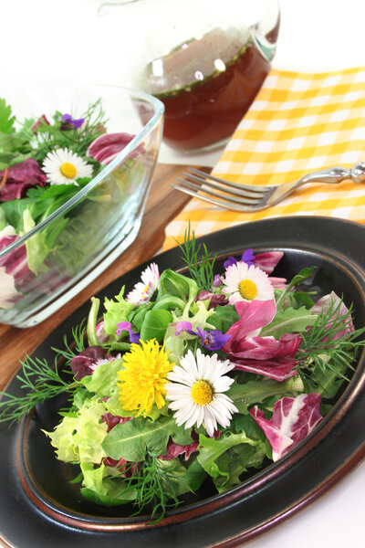 Салат из диких трав
