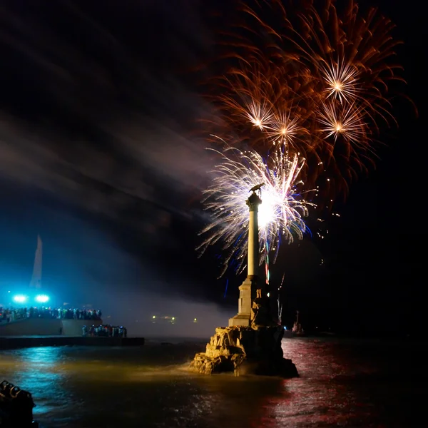 Saludos, fuegos artificiales sobre la bahía . — Foto de Stock
