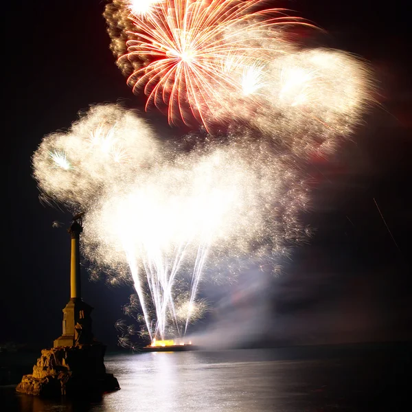 Salute, vuurwerk boven de baai van sevastopol. — Stockfoto