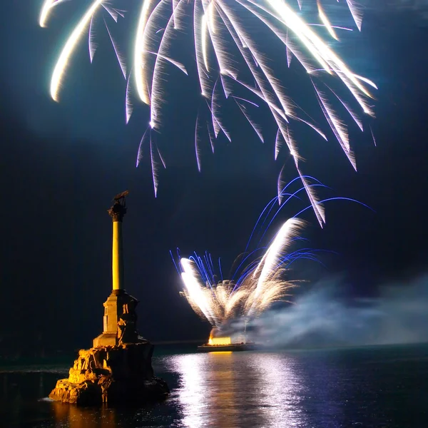 Salute, vuurwerk boven de baai van sevastopol. — Stockfoto