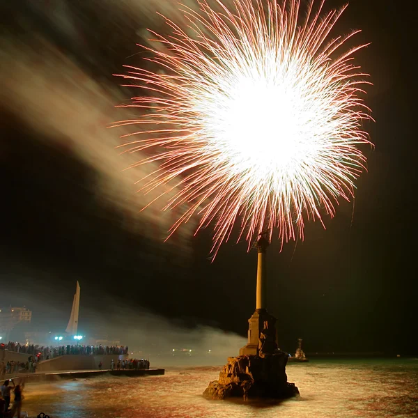 Saluto, fuochi d'artificio sopra la baia . — Foto Stock