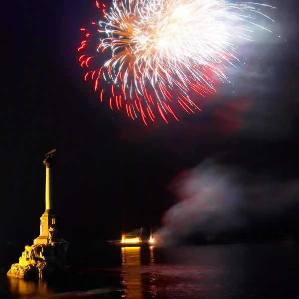 Saluto, fuochi d'artificio sopra la baia di Sebastopoli . — Foto Stock