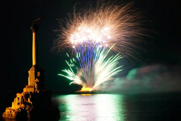 Saludo, fuegos artificiales sobre la bahía de Sebastopol . — Foto de Stock