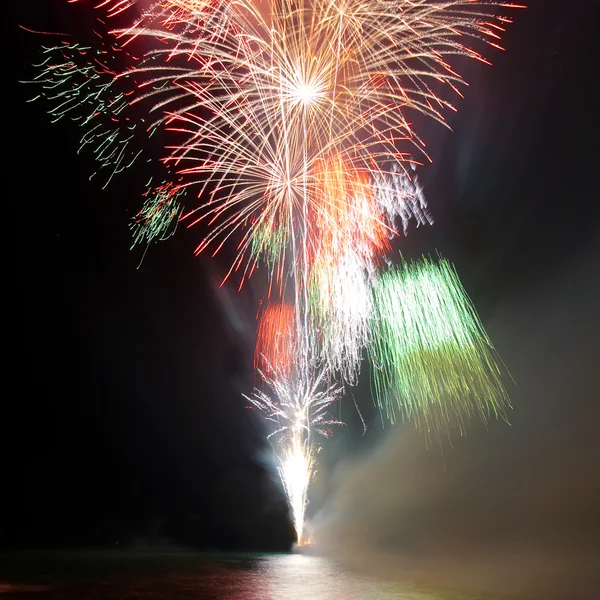 Saudação, fogos de artifício acima da baía . — Fotografia de Stock