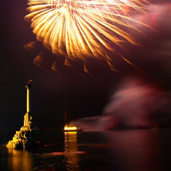 Saudação, fogos de artifício acima da baía de Sevastopol . — Fotografia de Stock