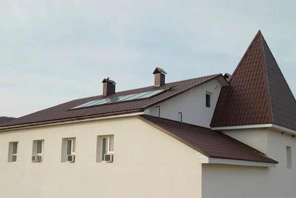 Солнечная панель (гелиосистема) на крыше дома . — стоковое фото