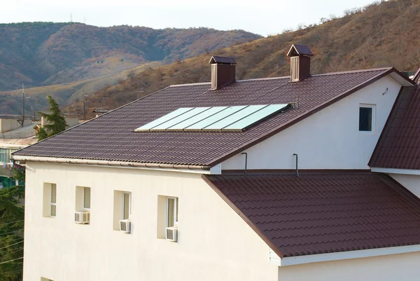 집 지붕에 태양 전지 패널 (geliosystem). — 스톡 사진