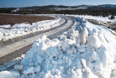 Kış yolu ile kar üzerinde izlemek.