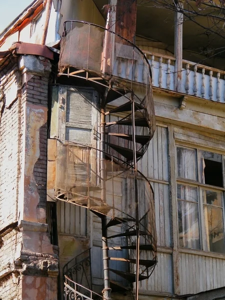 Деревянная спиральная лестница — стоковое фото