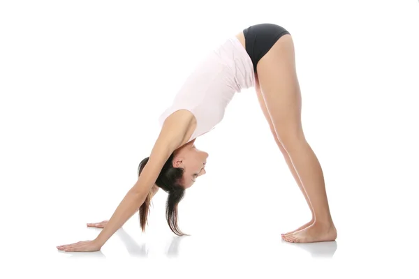 Mladá žena cvičit jógu — Stock fotografie