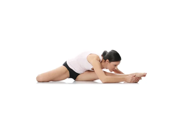 Ung kvinna utövar yoga — Stockfoto