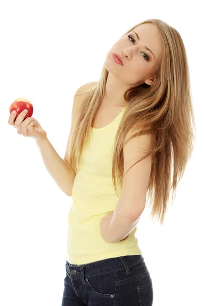 Ung kvinna med äpple — Stockfoto