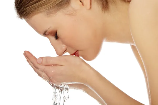 Joven mujer lavándose la cara — Foto de Stock