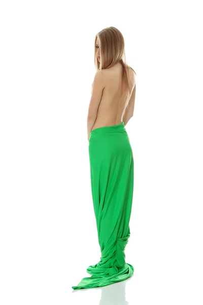 Junge Frau mit grünem Tuch — Stockfoto