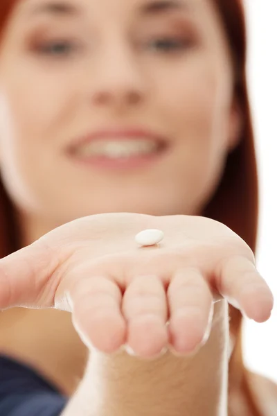 Jeune femme heureuse avec pilule — Photo