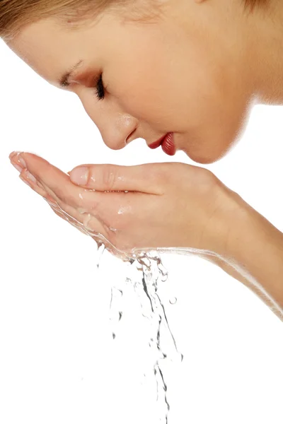 Žena si čistí obličej — Stock fotografie