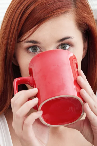 Bela senhora está bebendo café — Fotografia de Stock