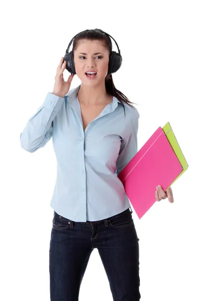 Glad student tjej lyssnar på musik — Stockfoto