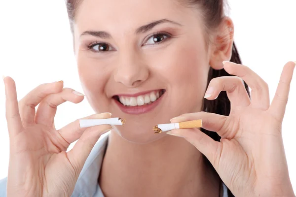 Junge Frau bricht Zigarette — Stockfoto