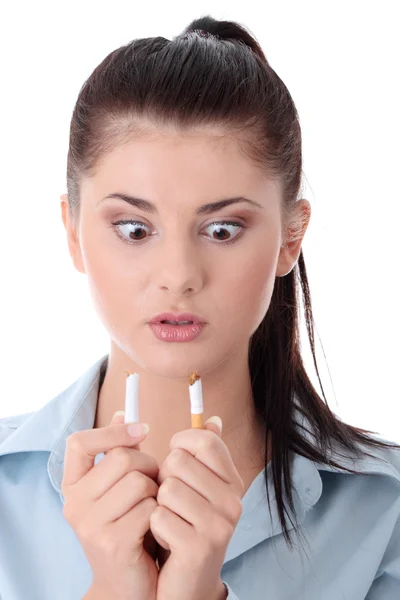 Genç kadın son dakika Sigara — Stok fotoğraf