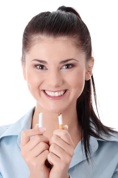 Молода жінка ламає сигарету — стокове фото