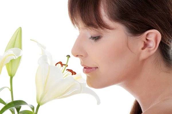 Jonge vrouw met lily bloem — Stockfoto