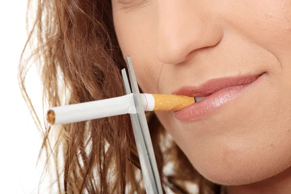 Junge Frau Hört Mit Dem Rauchen Auf Isoliert Auf Weiß — Stockfoto