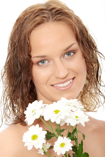 没有化妆与白色的花 被隔绝在白色背景上有吸引力的女孩的肖像 — 图库照片