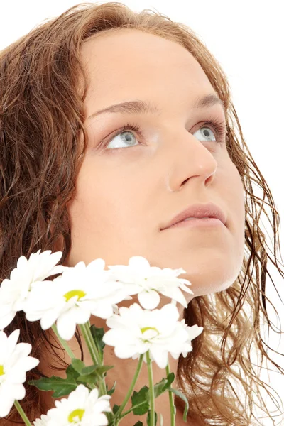白い背景で隔離の白い花を持つぴん魅力的な女の子の肖像画 — ストック写真