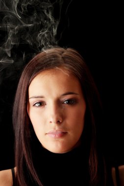 genç kadın siyah arka plan üzerinde Sigara
