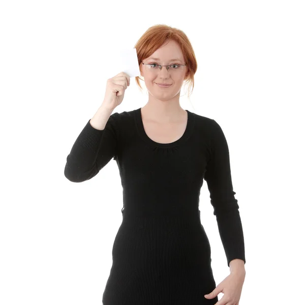 红发女性的人 手里的空白名片 在白色背景上孤立 — 图库照片